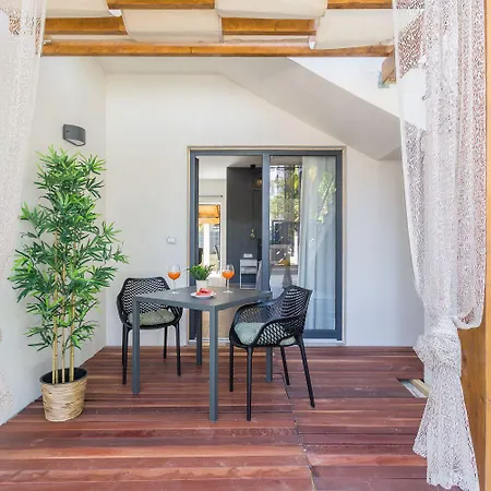 Appartamento Reizendes Nur 250 Meter Zum Mit Privater Terrasse, Grill, Wifi Porec