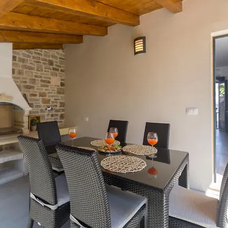 Reizendes Nur 250 Meter Zum Mit Privater Terrasse, Grill, Wifi Apartment Porec