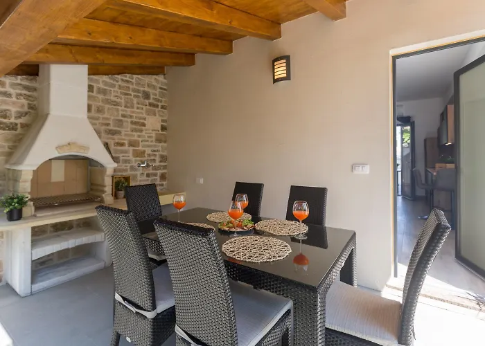 Reizendes Nur 250 Meter Zum Mit Privater Terrasse, Grill, Wifi Apartamento Poreč